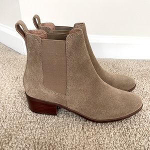 Steve Madden Womens Tan Suede, Low Heel,  Ankle Bootie.  Size 7.